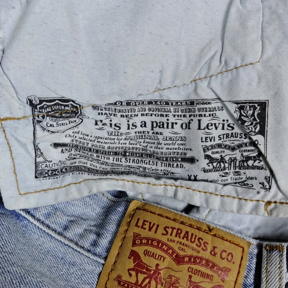 Levis 501 Original Fit Jeans Mens 30x30 Light Wash Blue Button Fly Straight